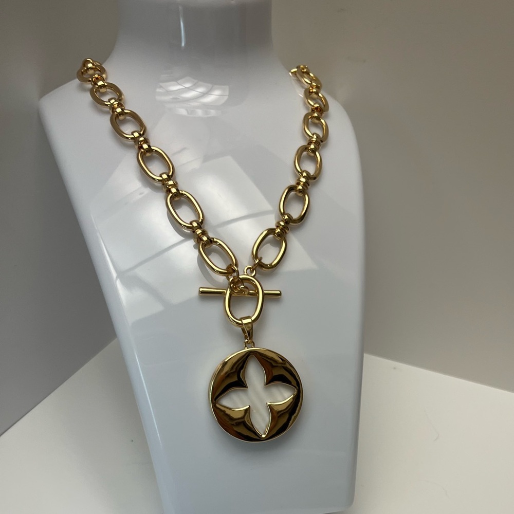 NWT ⚜️🤍⚜️ Camila Coelho Gorgeous Mother of Pearls medallion Necklace - Picture 5 of 16